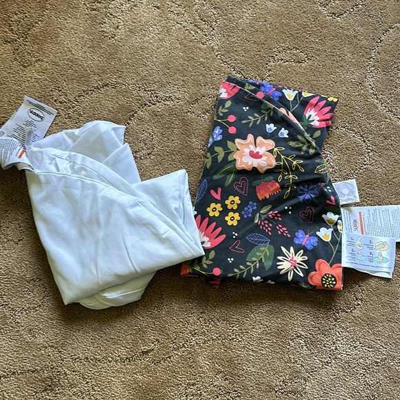 Boppy Nursing Pillow original w/ floral cover + waterproof cover (3pc) - Picture 2 of 10
